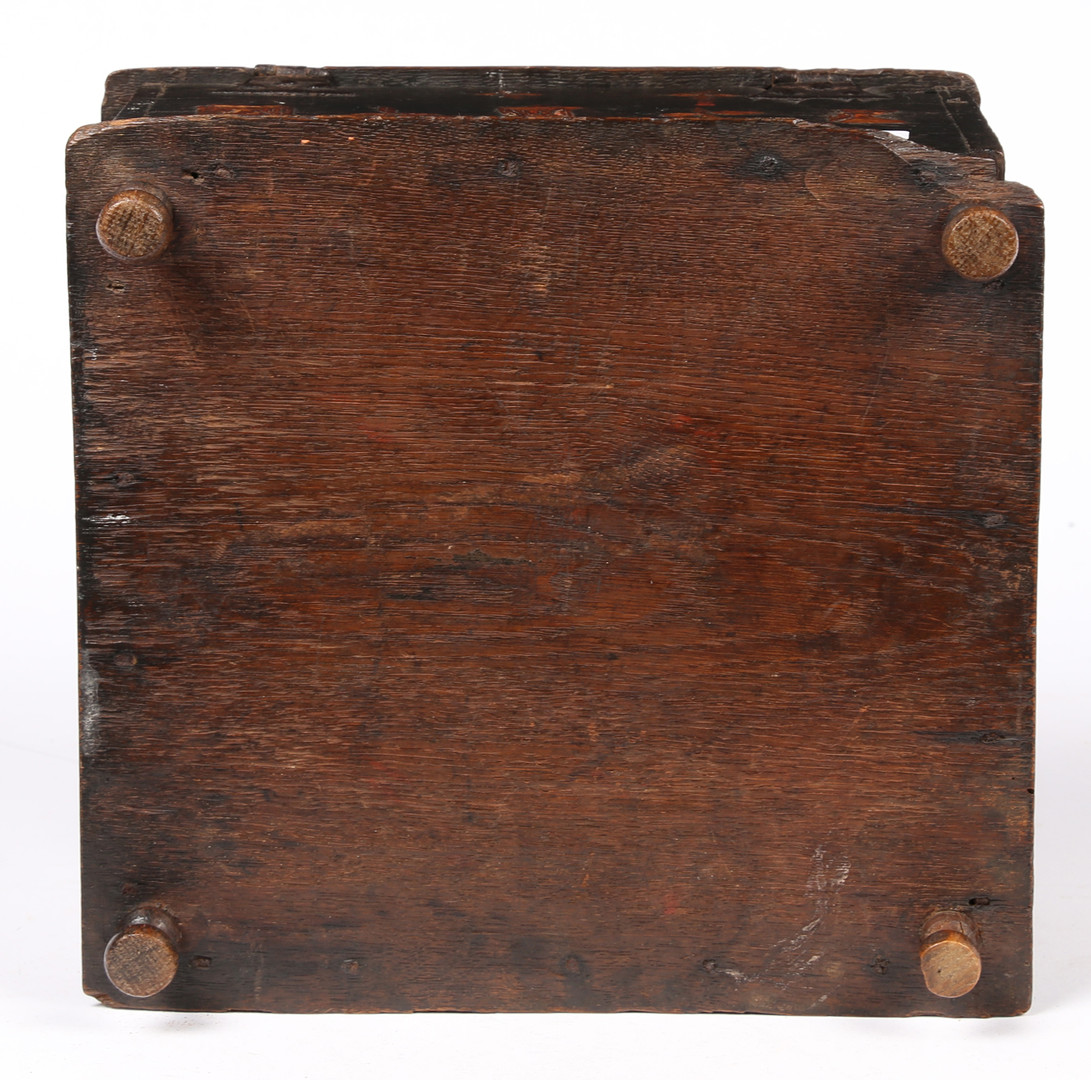 A RARE CHARLES II BOARDED OAK AND STRAW-WORK DECORATED BOX, CIRCA 1680. - Image 6 of 6
