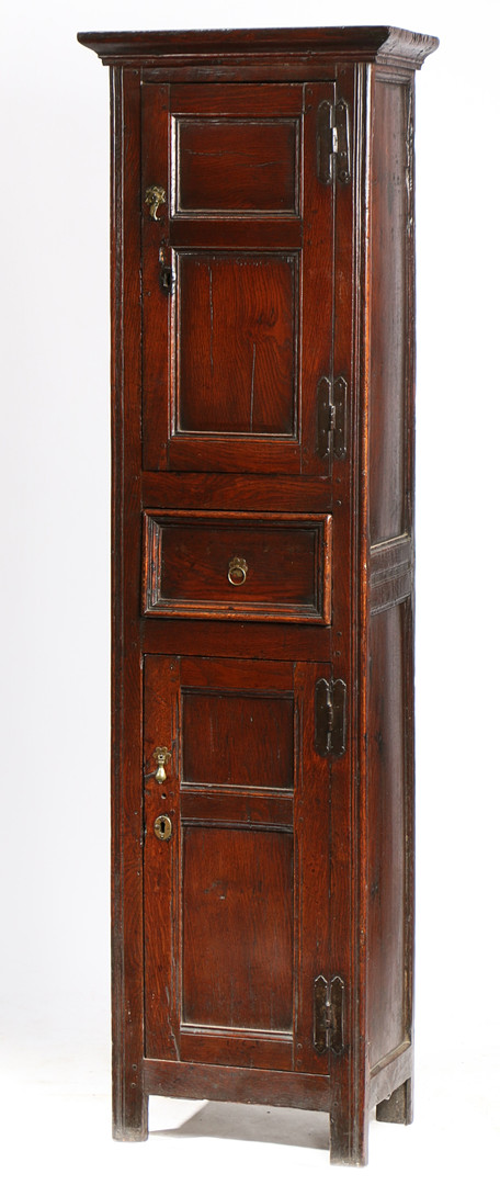 A RARE WILLIAM & MARY OAK NARROW UPRIGHT CUPBOARD, CIRCA 1690.