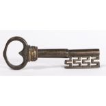 A 17TH CENTURY BRONZE-ALLOY KEY, ENGLISH.