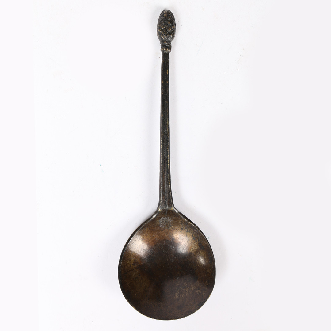 A CHARLES I LATTEN STRAWBERRY KNOP SPOON, CIRCA 1640.