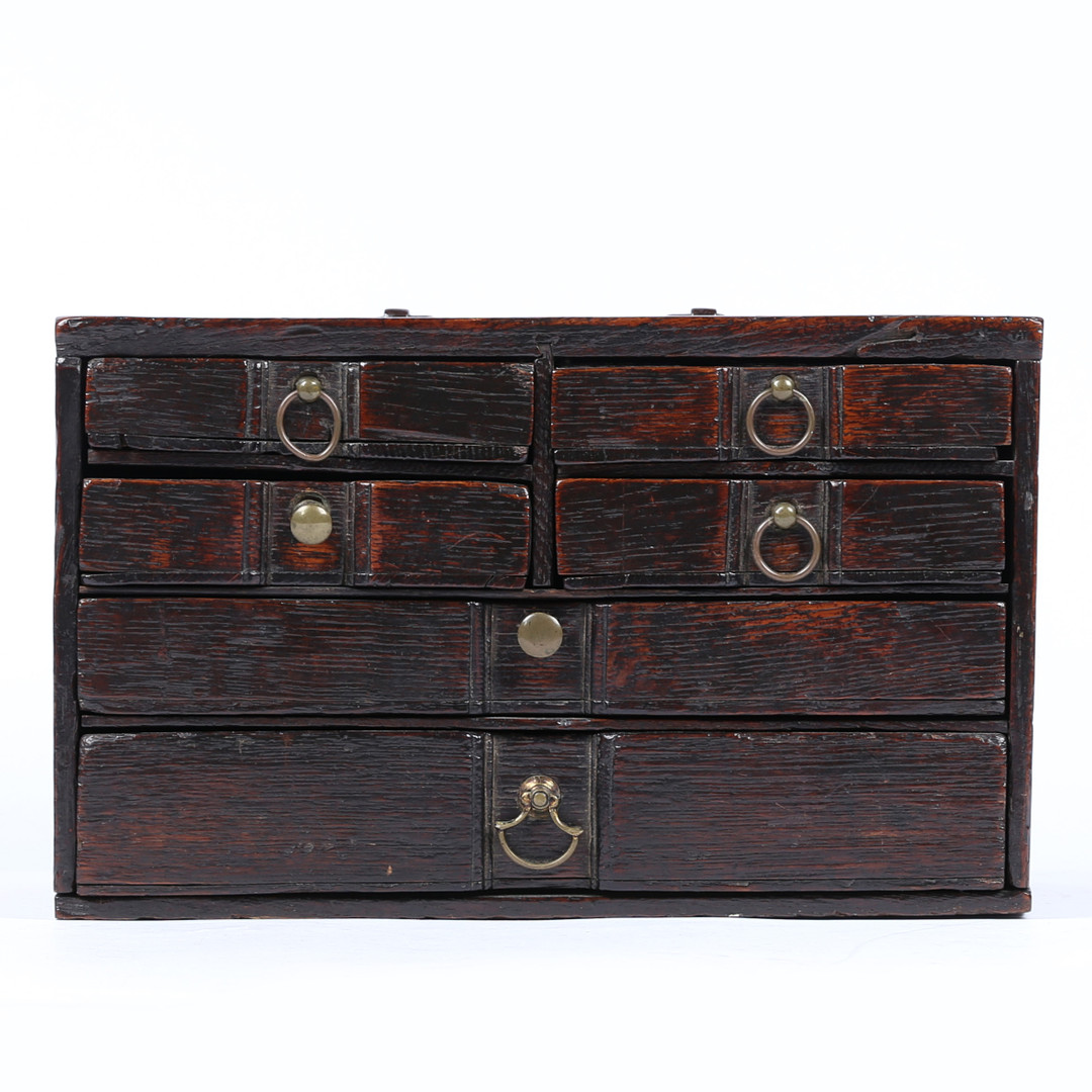 AN UNUSUAL SMALL BOARDED OAK TABLE-TOP CHEST OF DRAWERS, ENGLISH, CIRCA 1700-20.