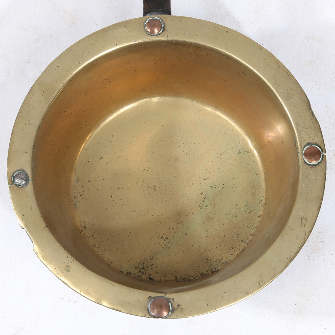 A GEORGE II BRASS AND IRON DOWN-HEARTH PAN OR SKILLET, CIRCA 1750. - Image 2 of 5