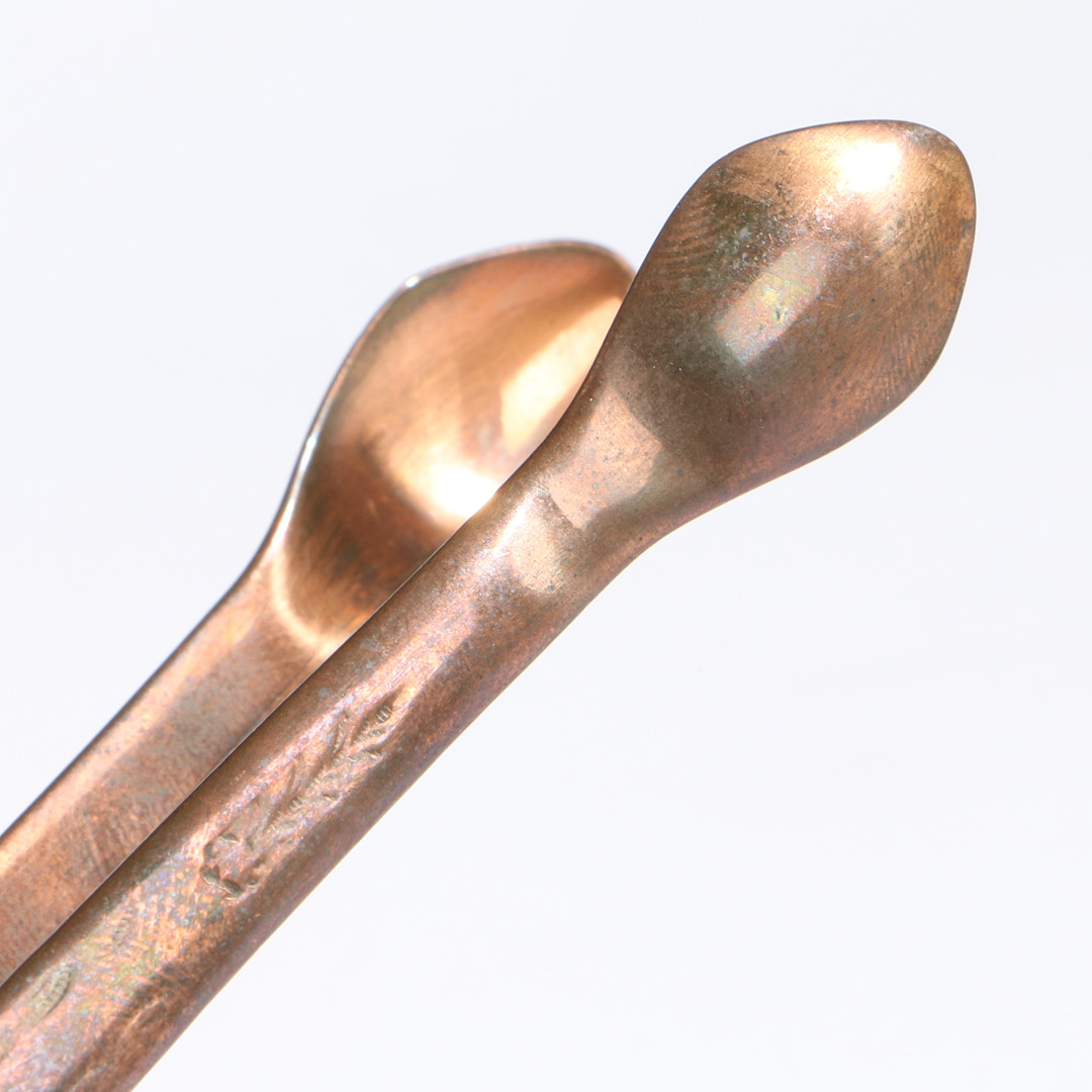 A PAIR OF GEORGE III COPPER SUGAR TONGS, CIRCA 1800. - Image 2 of 2