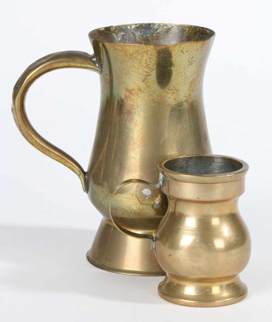 A 19TH CENTURY BRASS AND COPPER HALF-PINT TULIP-SHAPED MEASURE, SCOTTISH. - Image 2 of 2