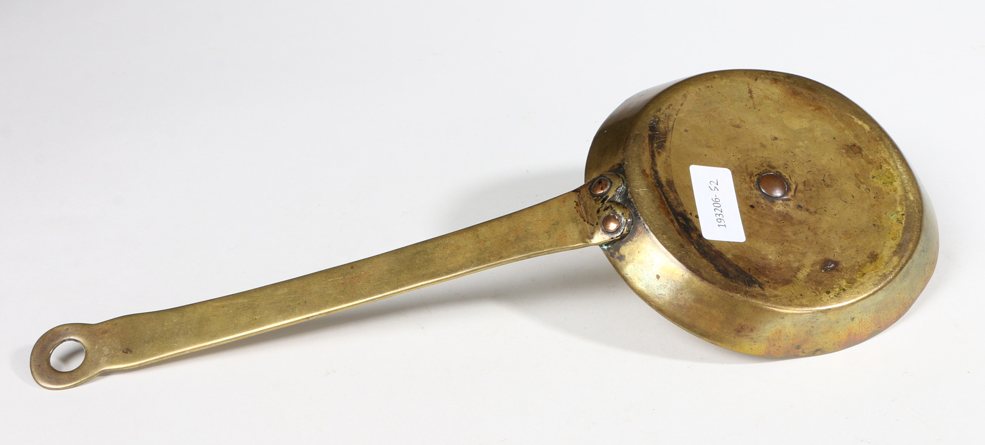 AN EARLY 18TH CENTURY BRASS CHAMBERSTICK, CIRCA 1720. - Image 2 of 3