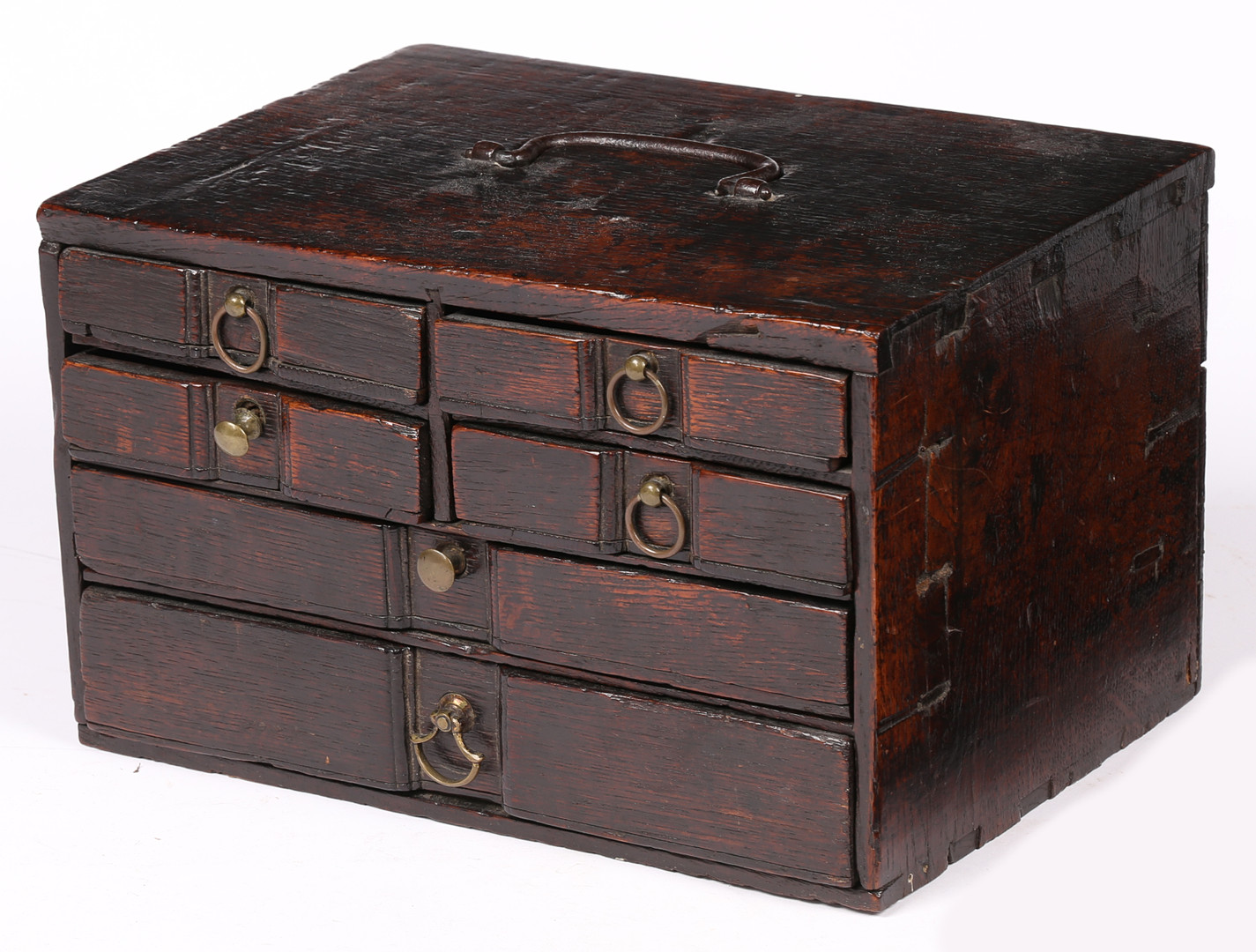 AN UNUSUAL SMALL BOARDED OAK TABLE-TOP CHEST OF DRAWERS, ENGLISH, CIRCA 1700-20. - Image 3 of 5