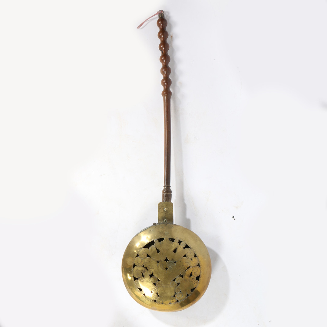 A 17TH CENTURY BRASS AND FRUITWOOD WARMING PAN, DUTCH. - Image 2 of 2
