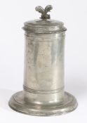 AN UNUSUAL CHARLES II PEWTER BEEFEATER FLAGON, CIRCA 1680.