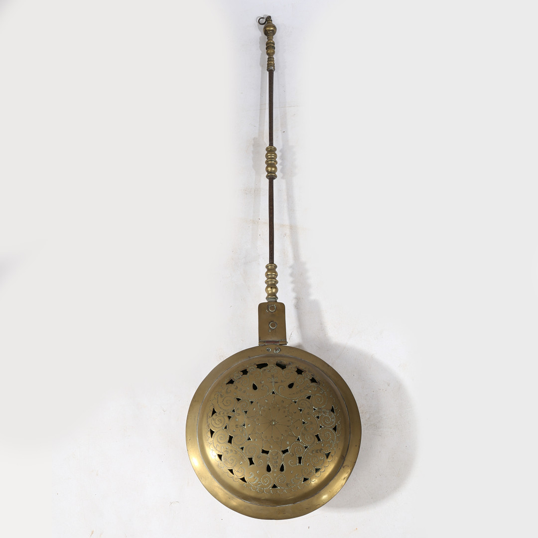 A BRASS AND IRON WARMING PAN, DUTCH, CIRCA 1700. - Image 2 of 5