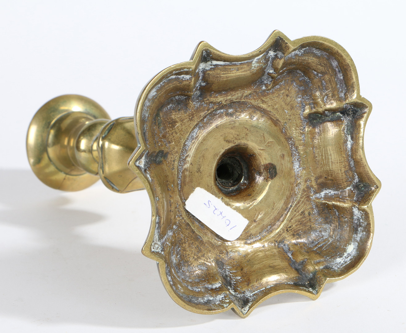 A GEORGE II BRASS SOCKET CANDLESTICK, CIR CA 1740. - Bild 3 aus 3