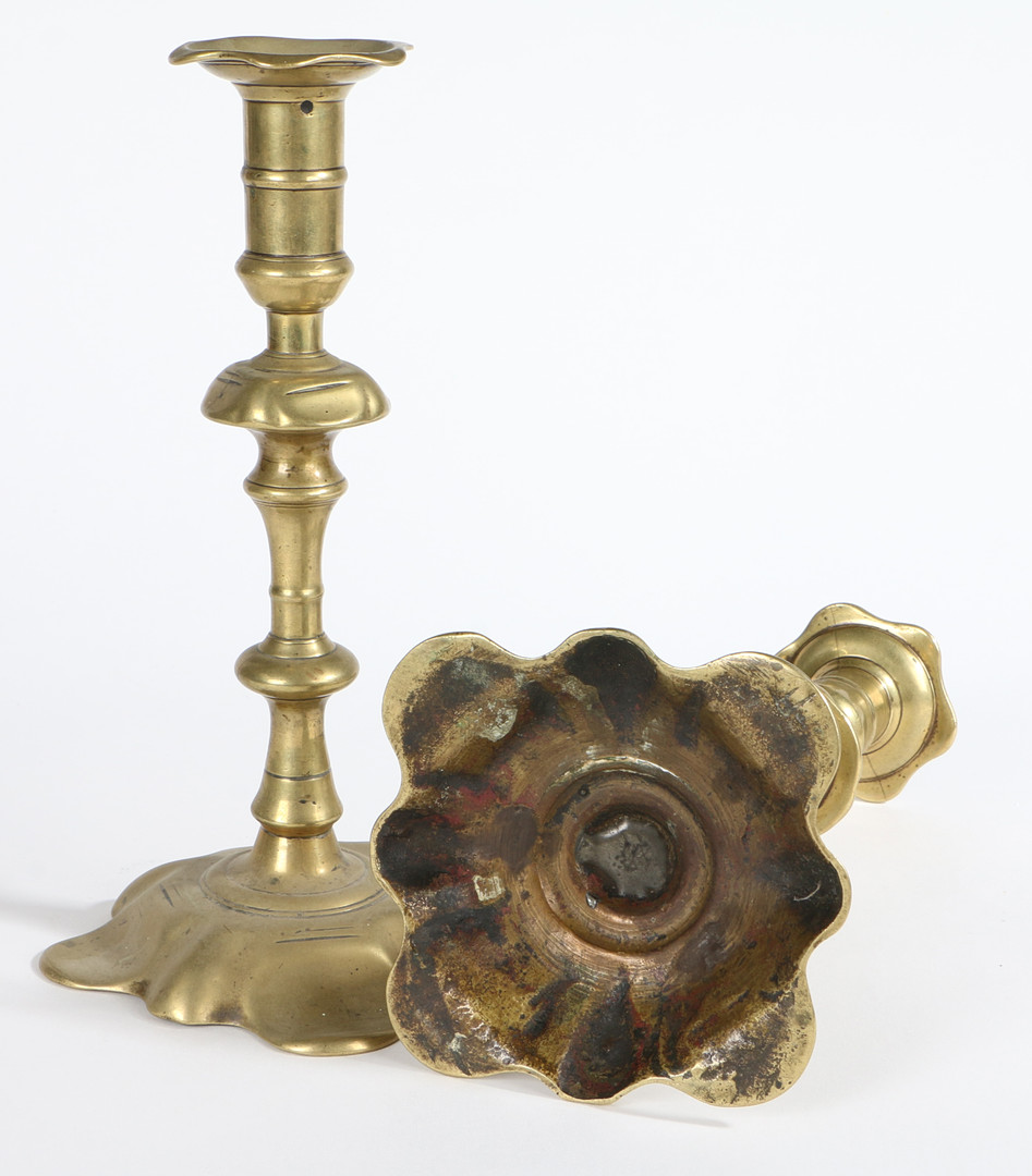 A PAIR OF GEORGE II BRASS SOCKET CANDLESTICKS, CIRCA 1755. - Bild 2 aus 3