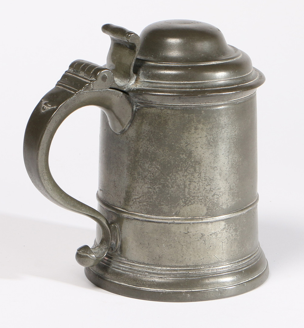 A PEWTER OEAS QUART DOME-LIDDED TANKARD, CIRCA 1720.