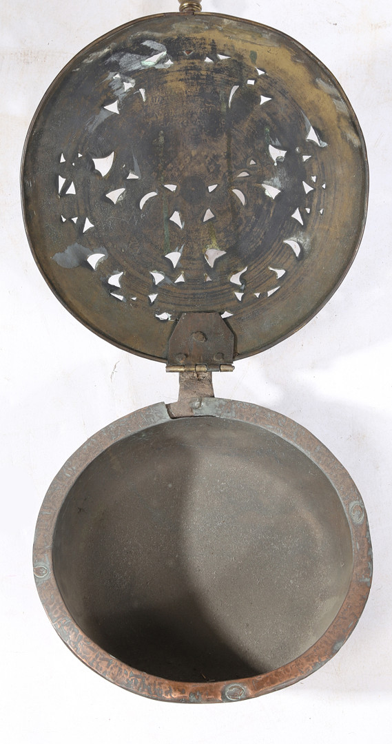 A BRASS, IRON AND COPPER WARMING PAN, DUTCH, CIRCA 1700. - Image 4 of 5