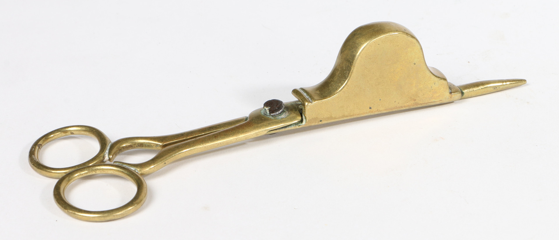 A PAIR OF GEORGE II MAKER STAMPED BRASS CANDLE-SNUFFERS, CIRCA 1720-40. - Image 3 of 3
