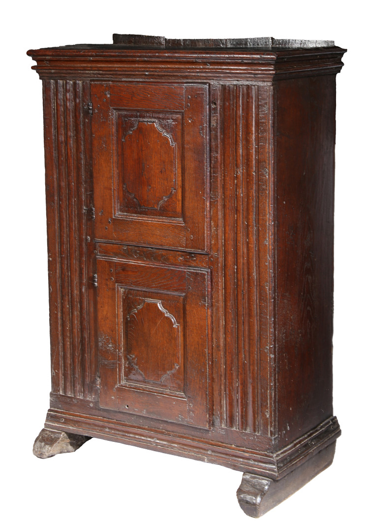 A SMALL 17TH CENTURY OAK LIVERY CUPBOARD, FRANCO-FLEMISH. - Image 3 of 4