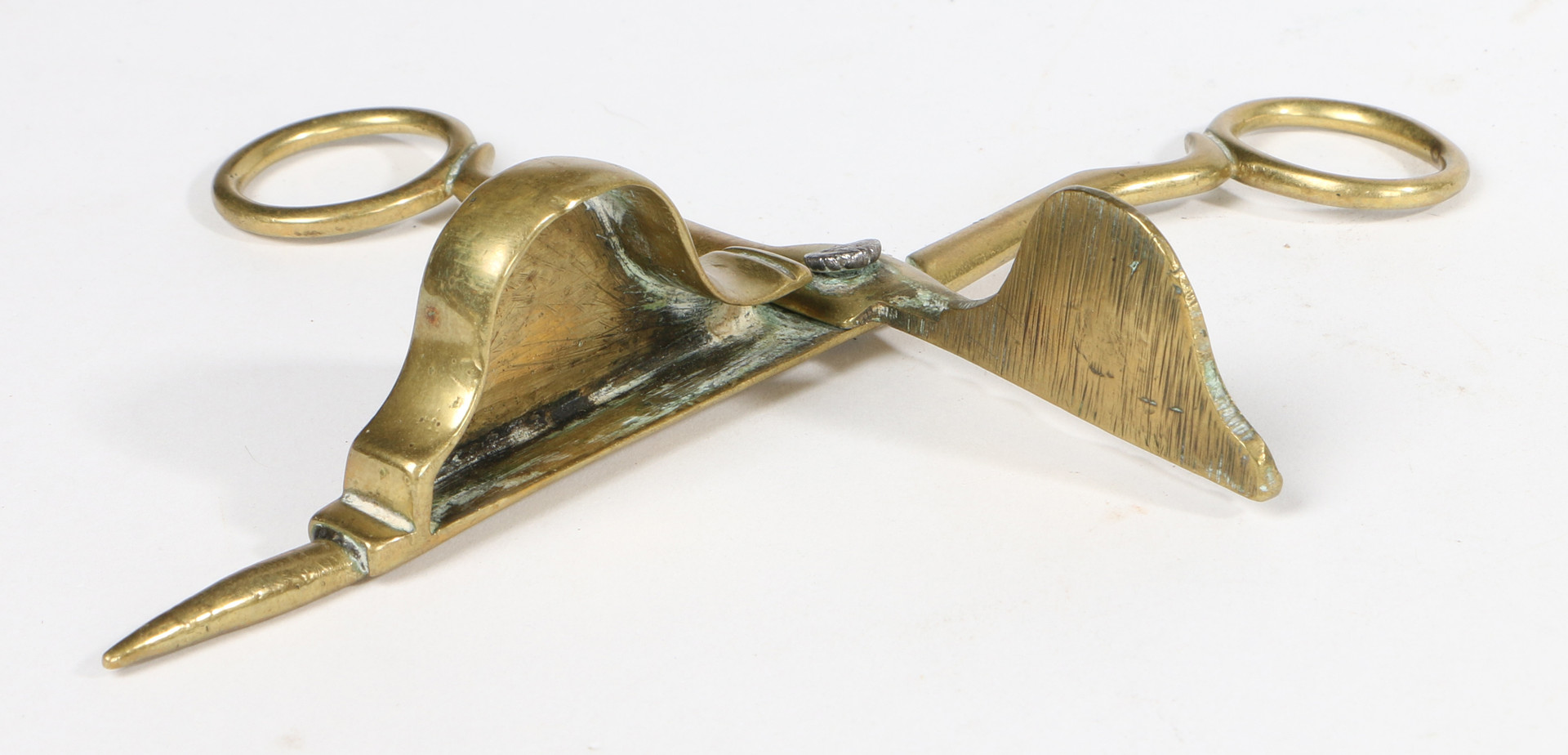 A PAIR OF GEORGE II MAKER STAMPED BRASS CANDLE-SNUFFERS, CIRCA 1720-40. - Image 2 of 3