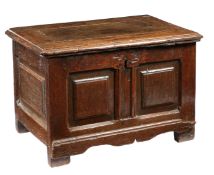 A SMALL ELIZABETH I OAK COFFER, CIRCA 1580.