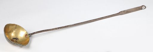 AN EARLY 18TH CENTURY BRASS AND IRON STRAINING LADLE, ENGLISH, CIRCA 1720-50.