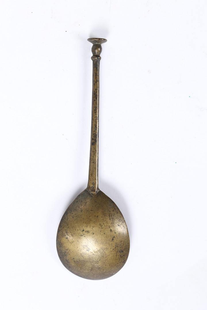 AN ELIZABETH I LATTEN SEAL KNOP SPOON, PROBABLY LONDON, CIRCA 1600. - Image 2 of 2