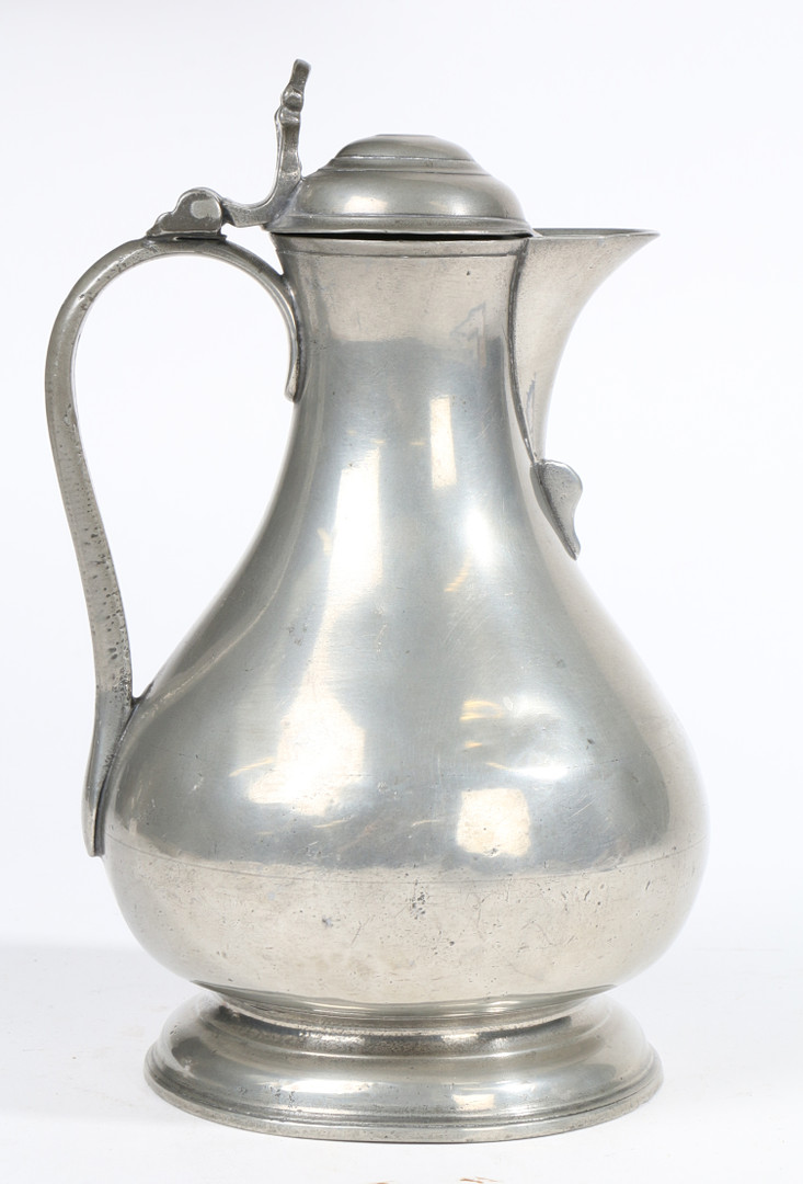 AN UNUSUAL GEORGE III PEWTER PEAR-SHAPED DOME-LIDDED JUG, CIRCA 1800. - Image 3 of 4