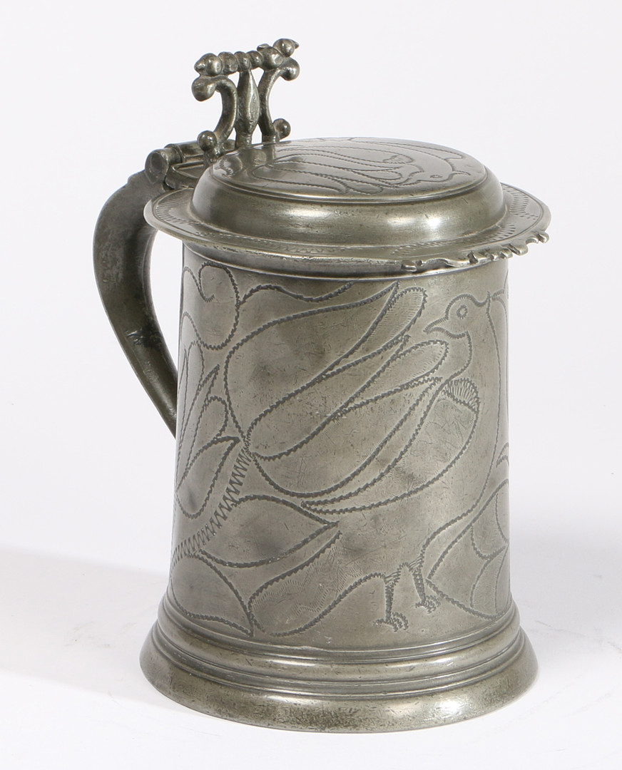 A FINE CHARLES II PEWTER OEWS QUART FLAT-LID WRIGGLEWORK TANKARD, WIGAN, CIRCA 1680.