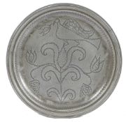 A FINE, SMALL, WILLIAM III PEWTER WRIGGLEWORK PLATE, CAMBRIDGESHIRE, CIRCA 1699.