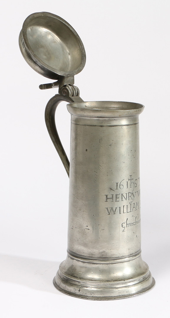 A GOOD AND LARGE CHARLES II PEWTER FLAGON, DATED 1634 AND INSCRIBED WITH CHURCHWARDENS' NAMES. - Image 4 of 4