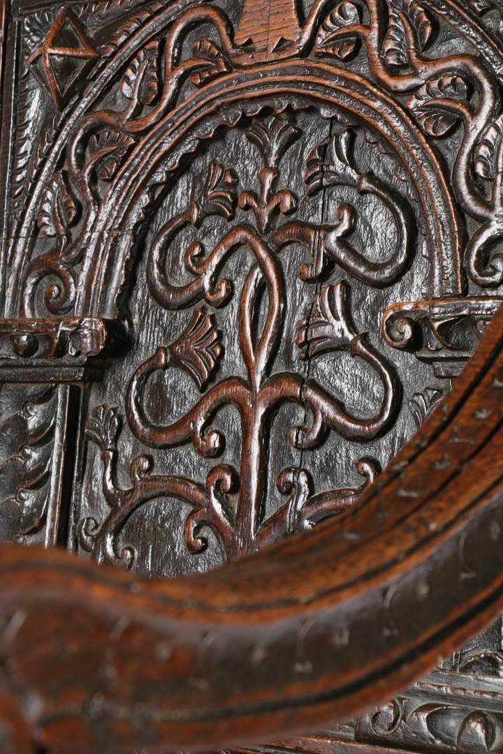 A GOOD AND RARE ELIZABETH I OAK OPEN ARMCHAIR, CIRCA 1570. - Image 5 of 14