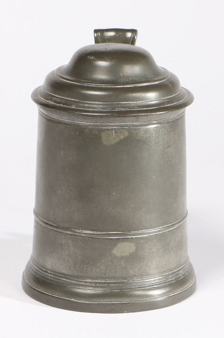 A PEWTER OEAS QUART DOME-LIDDED TANKARD, CIRCA 1720. - Image 4 of 5