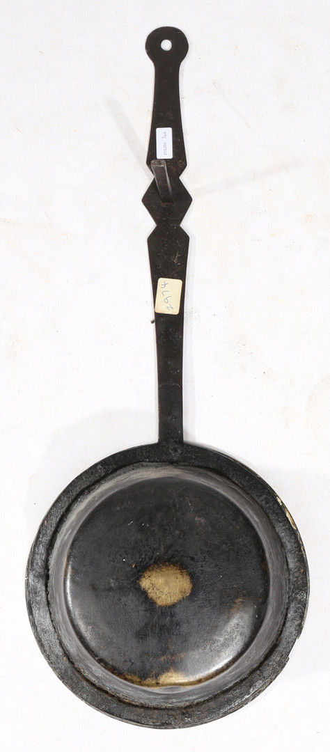 A GEORGE II BRASS AND IRON DOWN-HEARTH PAN OR SKILLET, CIRCA 1750. - Image 5 of 5