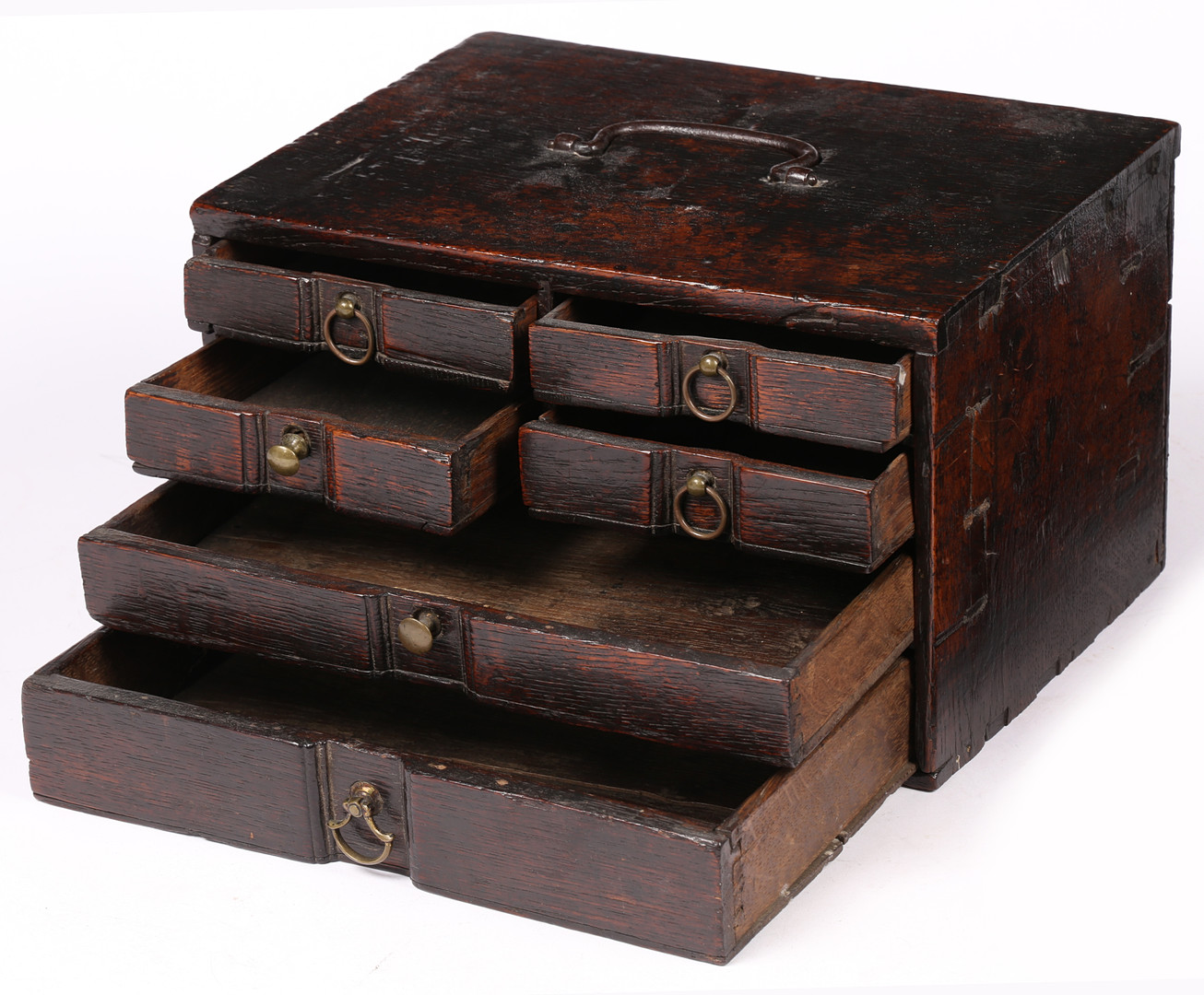 AN UNUSUAL SMALL BOARDED OAK TABLE-TOP CHEST OF DRAWERS, ENGLISH, CIRCA 1700-20. - Image 5 of 5