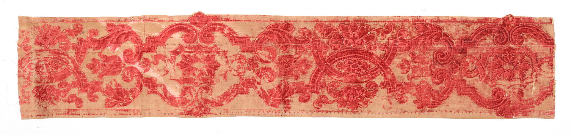 A LENGTH OF SILK VELVET, ITALIAN, CIRCA 1600.