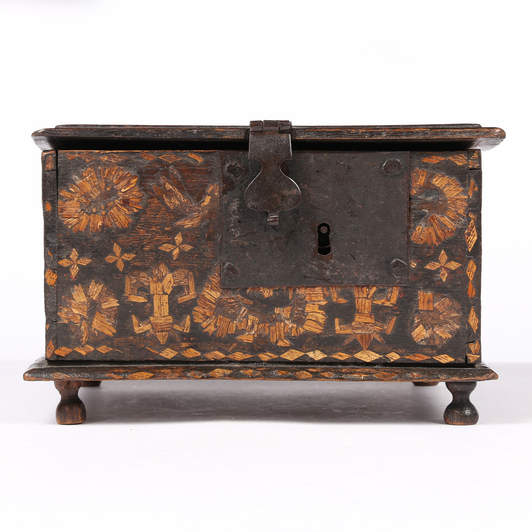 A RARE CHARLES II BOARDED OAK AND STRAW-WORK DECORATED BOX, CIRCA 1680. - Image 3 of 6