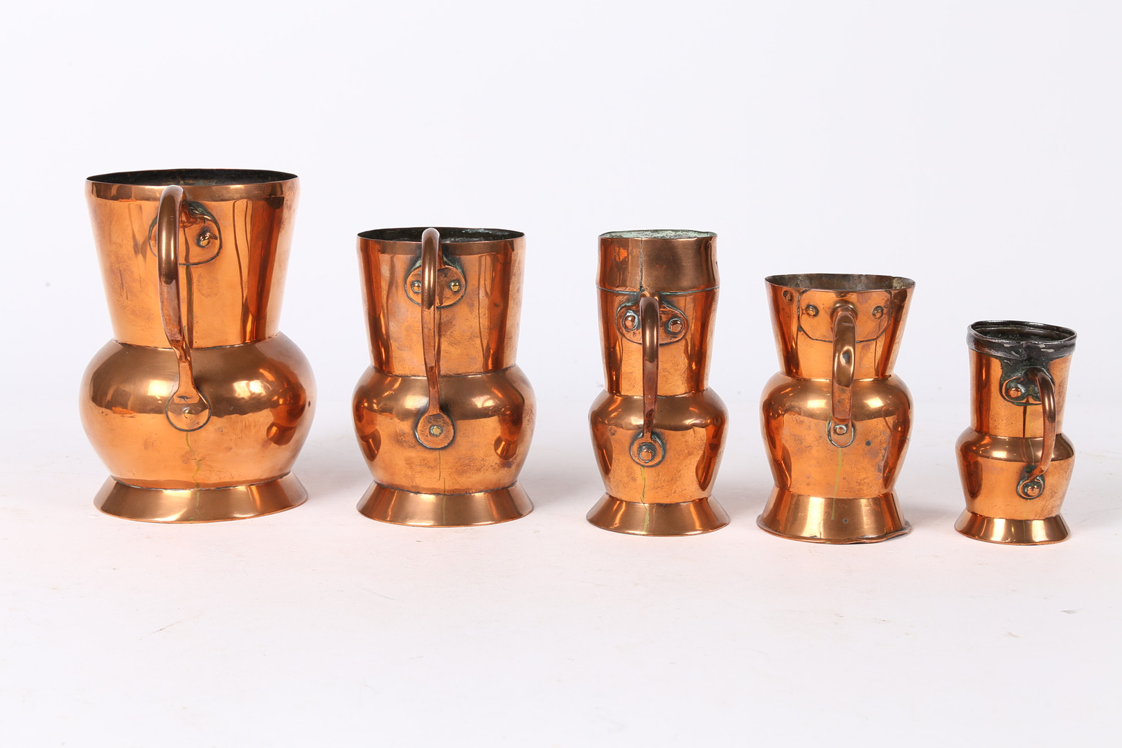 A GROUP OF FIVE 19TH CENTURY COPPER THISTLE- AND BALUSTER-SHAPED MEASURES, SCOTTISH. - Image 5 of 6