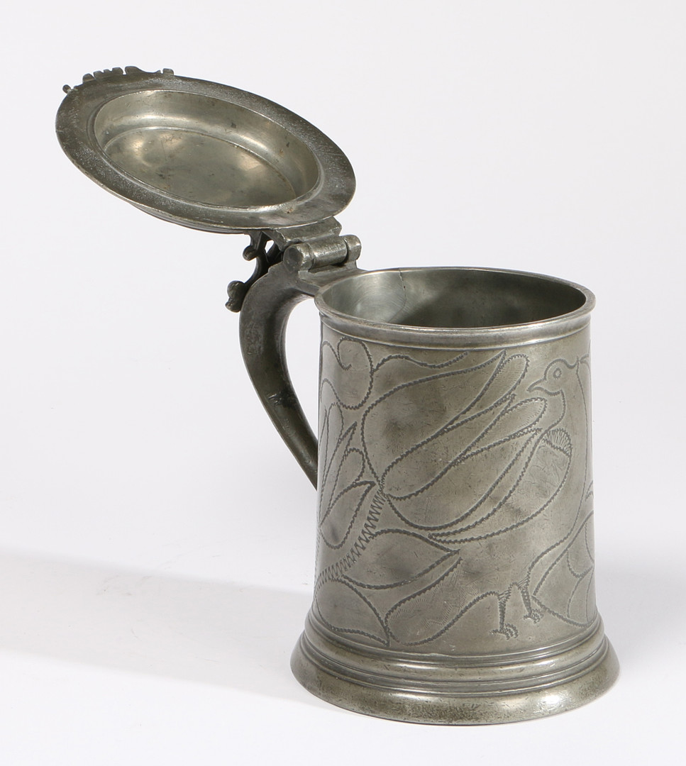 A FINE CHARLES II PEWTER OEWS QUART FLAT-LID WRIGGLEWORK TANKARD, WIGAN, CIRCA 1680. - Image 7 of 7