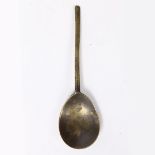 AN ELIZABETH I LATTEN SLIP TOP SPOON, PROBABLY LONDON, CIRCA 1600.