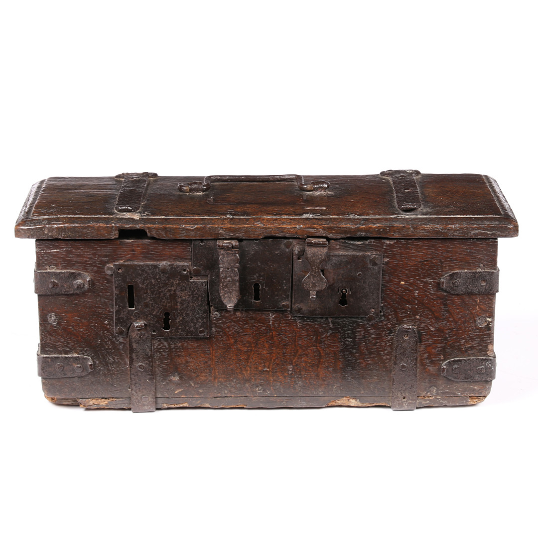 A WONDERFUL HENRY VII/VIII BOARDED OAK AND IRON-BOUND CHALICE BOX, ENGLISH, CIRCA 1500-20. - Image 2 of 5