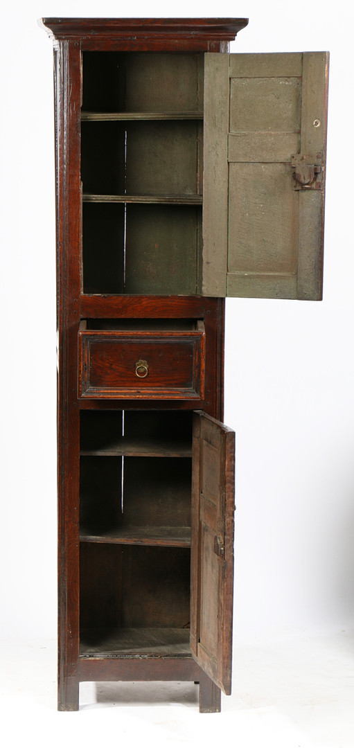 A RARE WILLIAM & MARY OAK NARROW UPRIGHT CUPBOARD, CIRCA 1690. - Image 4 of 4