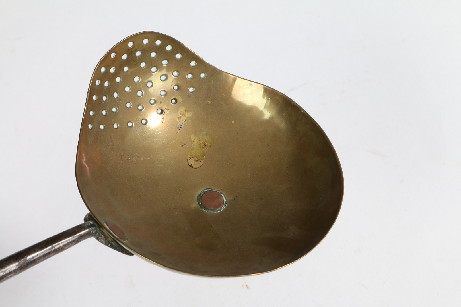 AN EARLY 18TH CENTURY BRASS AND IRON STRAINING LADLE, ENGLISH, CIRCA 1720-50. - Image 2 of 3