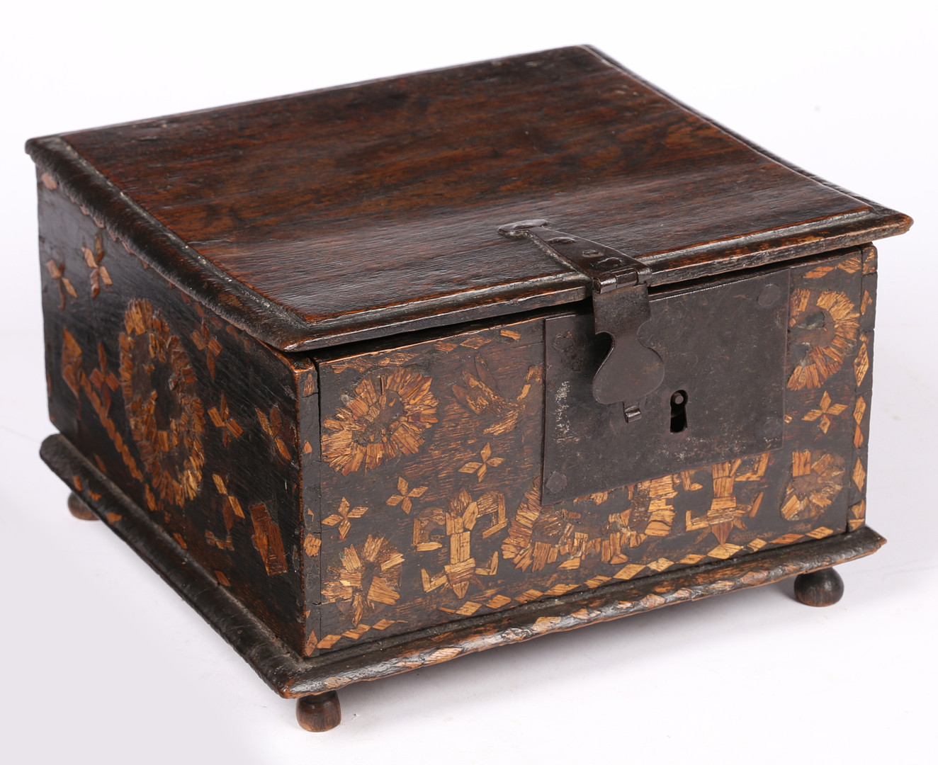 A RARE CHARLES II BOARDED OAK AND STRAW-WORK DECORATED BOX, CIRCA 1680. - Image 2 of 6