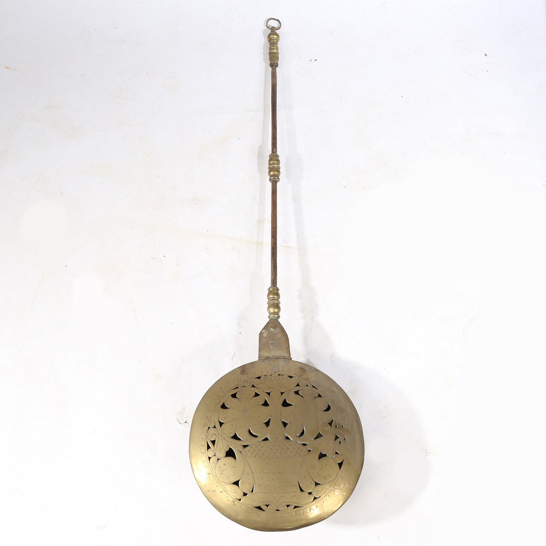 A BRASS, IRON AND COPPER WARMING PAN, DUTCH, CIRCA 1700. - Image 2 of 5