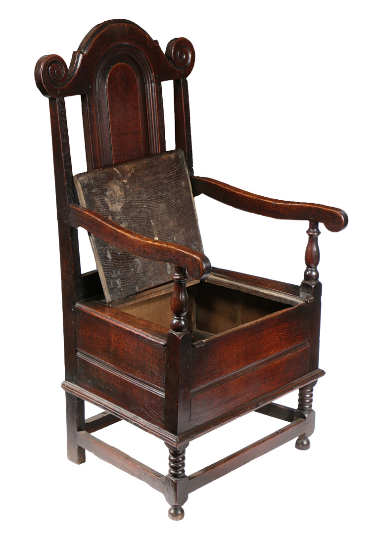 AN UNUSUAL WILLIAM & MARY OAK BOX-SEATED ARMCHAIR, CIRCA 1690. - Image 4 of 4