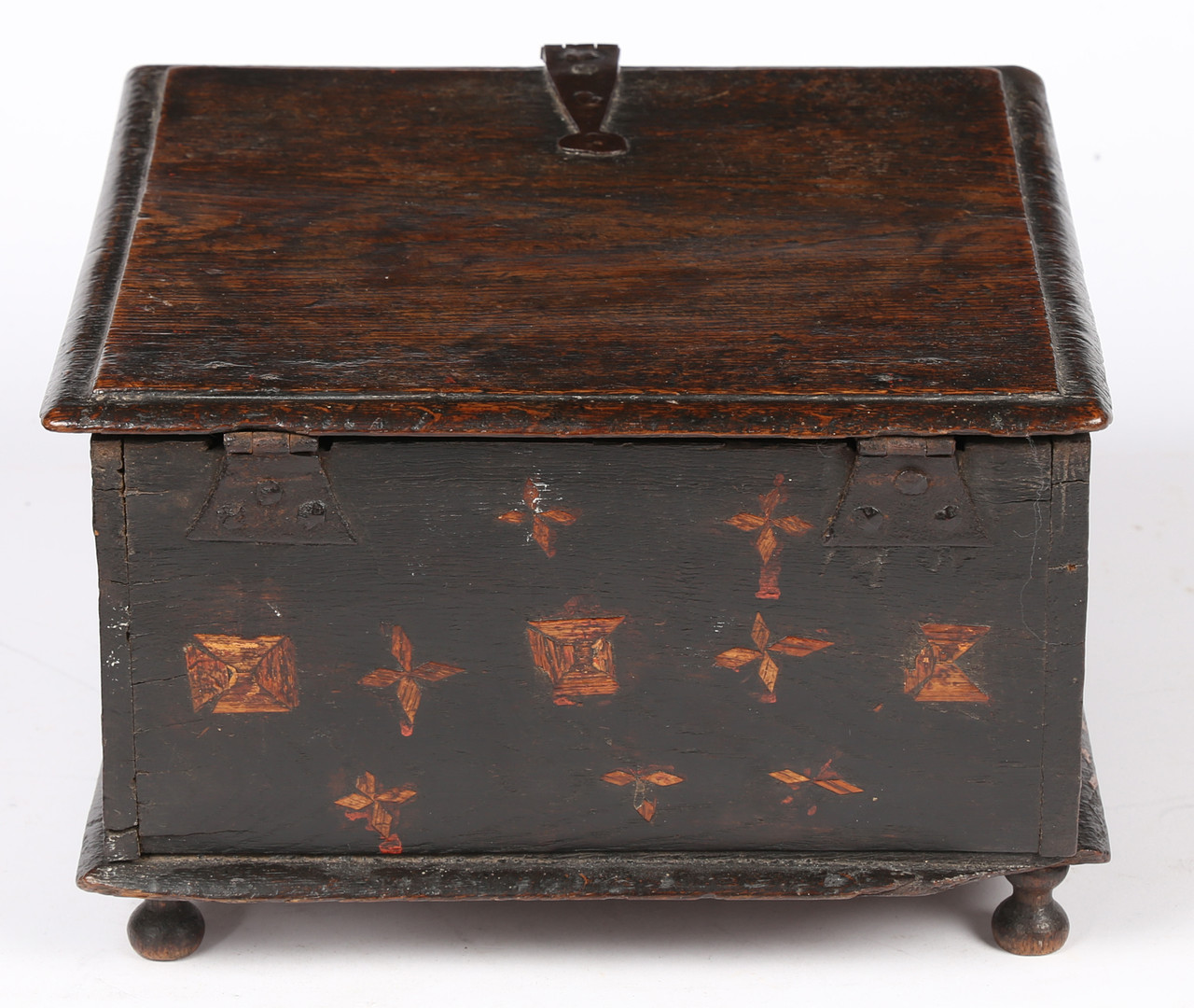 A RARE CHARLES II BOARDED OAK AND STRAW-WORK DECORATED BOX, CIRCA 1680. - Image 4 of 6