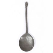 A CHARLES I PEWTER STRAWBERRY KNOP SPOON, CIRCA 1640.