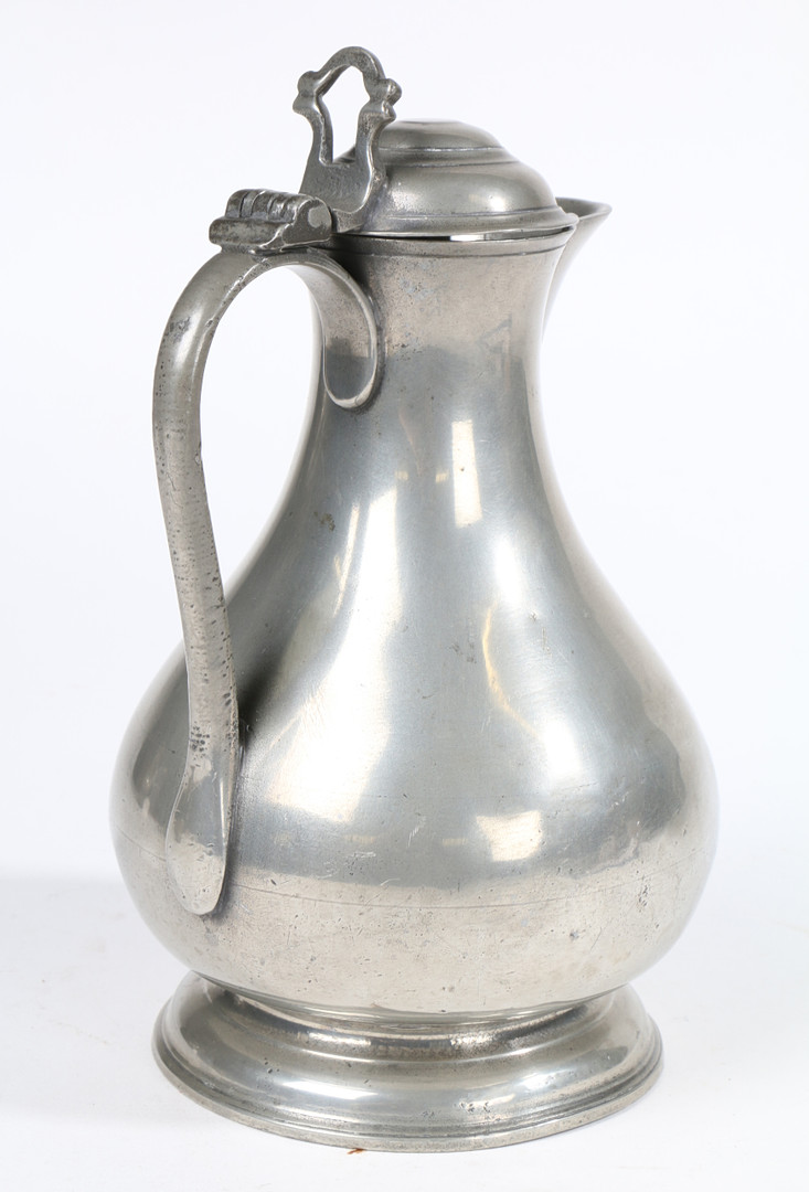 AN UNUSUAL GEORGE III PEWTER PEAR-SHAPED DOME-LIDDED JUG, CIRCA 1800. - Image 2 of 4