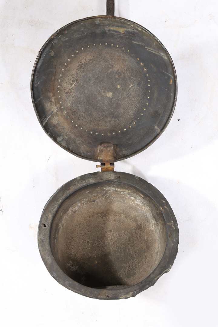 A COMMONWEALTH IRON AND BRASS WARMING PAN, DATED 1657. - Image 4 of 5