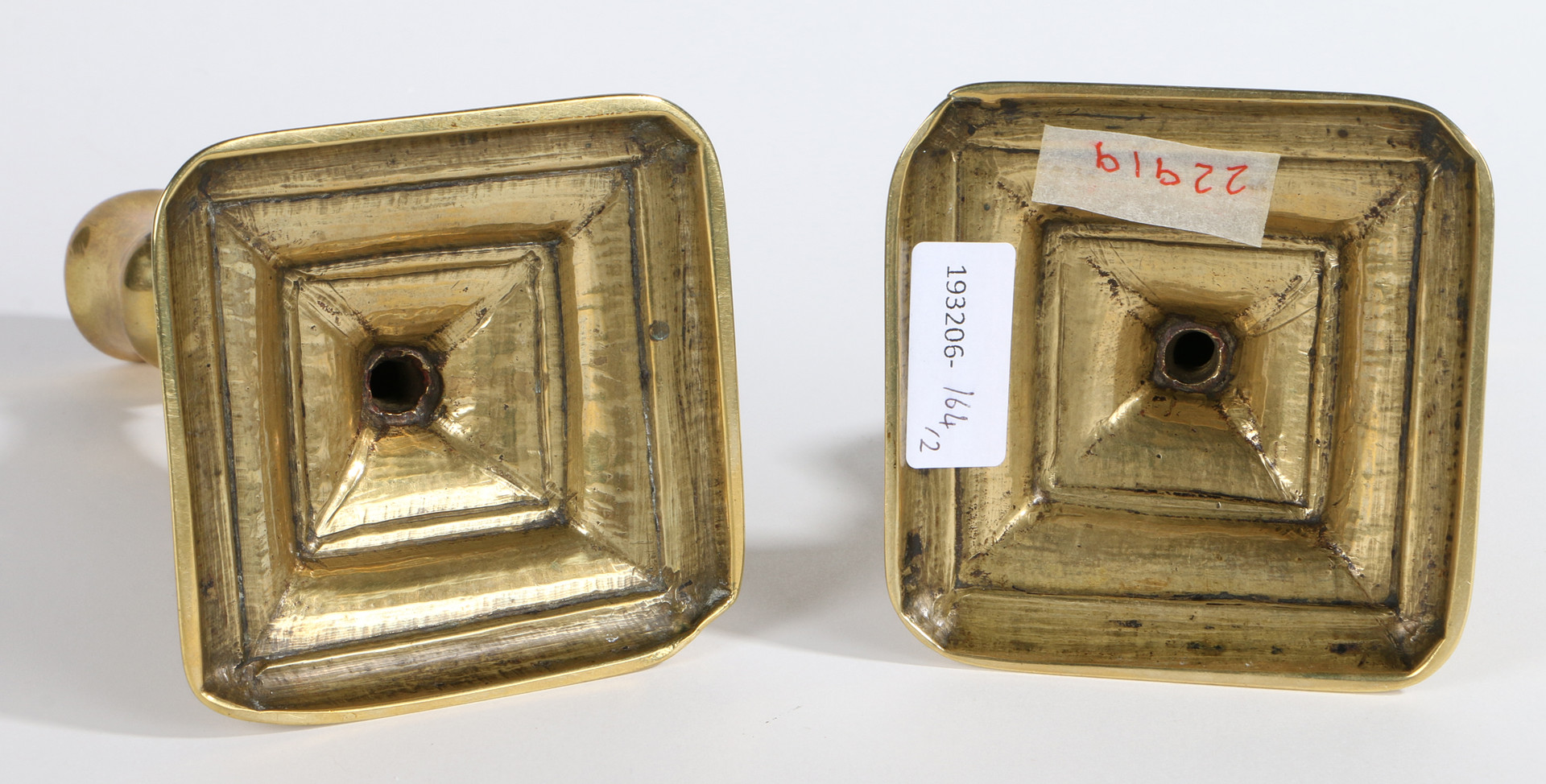 A PAIR OF GEORGE II BRASS SQUARE-BASE CANDLESTICKS, CIRCA 1730. - Image 2 of 3