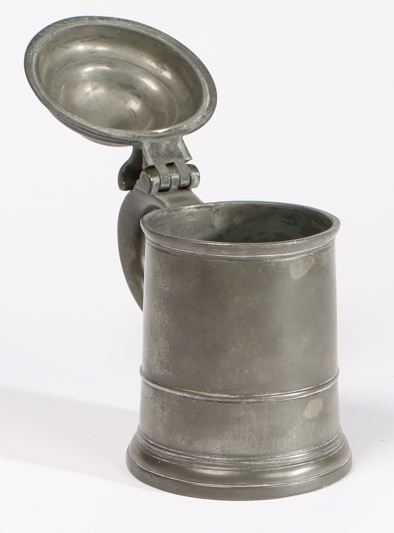 A PEWTER OEAS QUART DOME-LIDDED TANKARD, CIRCA 1720. - Image 5 of 5