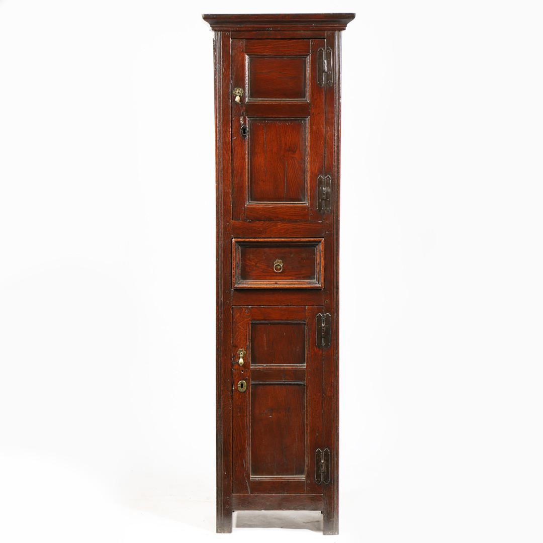 A RARE WILLIAM & MARY OAK NARROW UPRIGHT CUPBOARD, CIRCA 1690. - Image 3 of 4