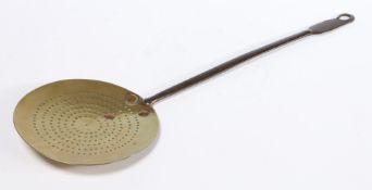 AN EARLY 18TH CENTURY BRASS AND IRON SKIMMER, ENGLISH, CIRCA 1720-50.